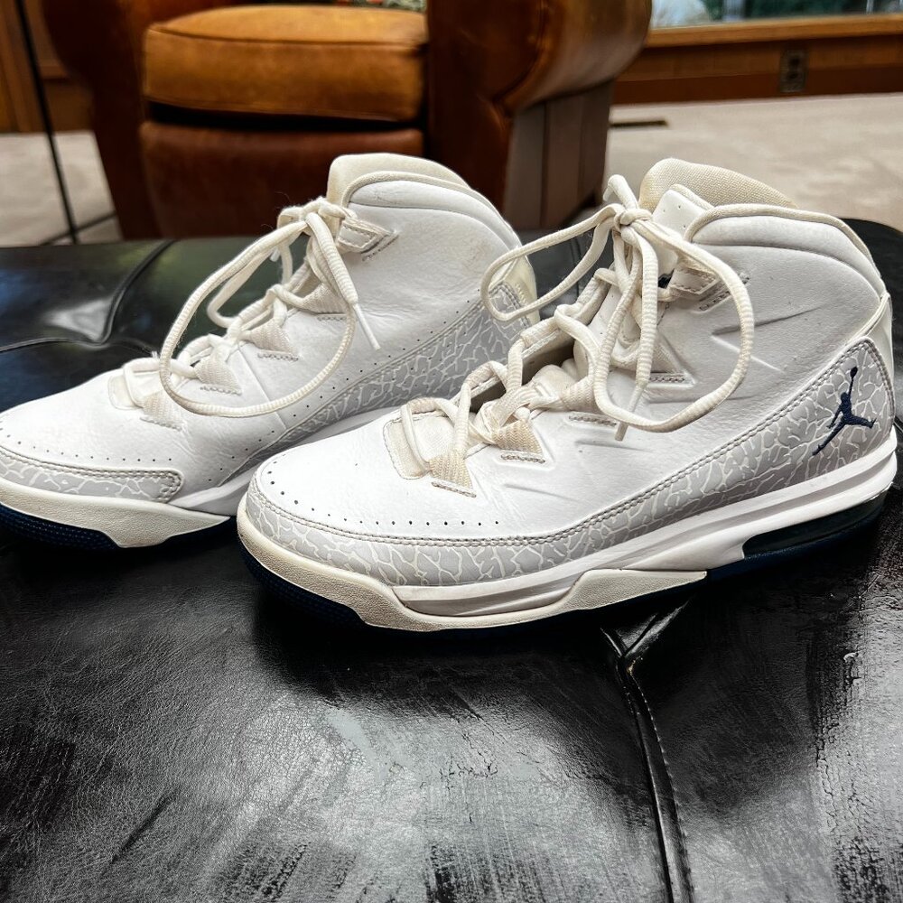 White & Navy Jordan 'Jumpman Team II' sneakers